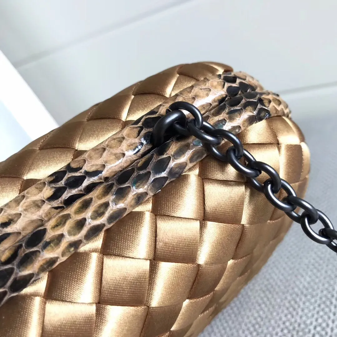 Model 8651 The popular Knot clutch ~ is made of exquisite Japanese silk fabric with freshwater snakeskin piping. It looks elegant when worn cross-body or in the hand. Petite girls can also handle it. It can hold 2 iPhone X phones. Size: 20cm*12cm M56530